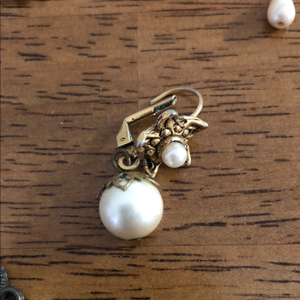 Costume Pearl and Gold Women's Earrings Jewelry - Picture 4 of 10